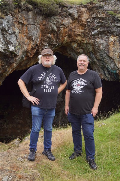 Två Svenska vid Cave Of Cearbannog
