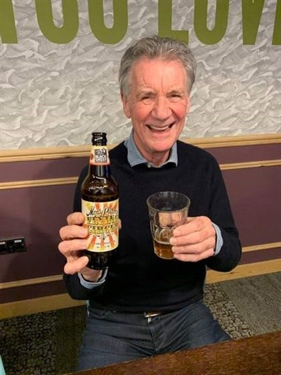 Sir Michael Palin Drinks Monty Python´s Flying Circus Ipa